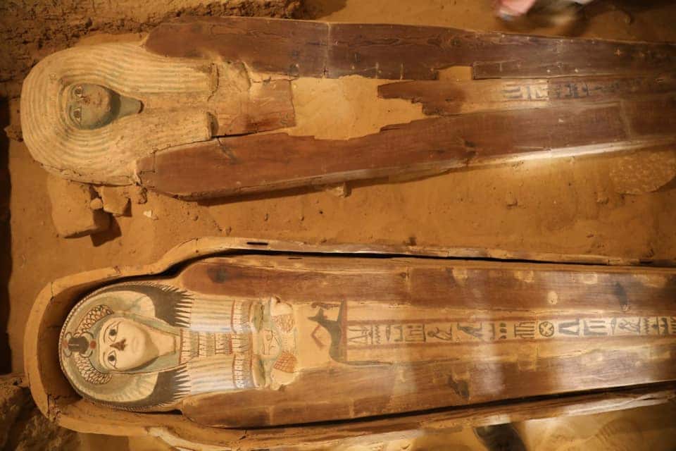 Le tombeau contenait également des sarcophages en bois colorés datant de la Basse époque égyptienne. © <em>Egyptian Ministry of Antiquities</em>