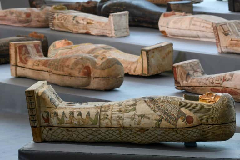 Des sarcophages en bois découverts à Saqqara, dévoilés lors d'une cérémonie le 14 novembre 2020. © Ahmed Hasan, AFP