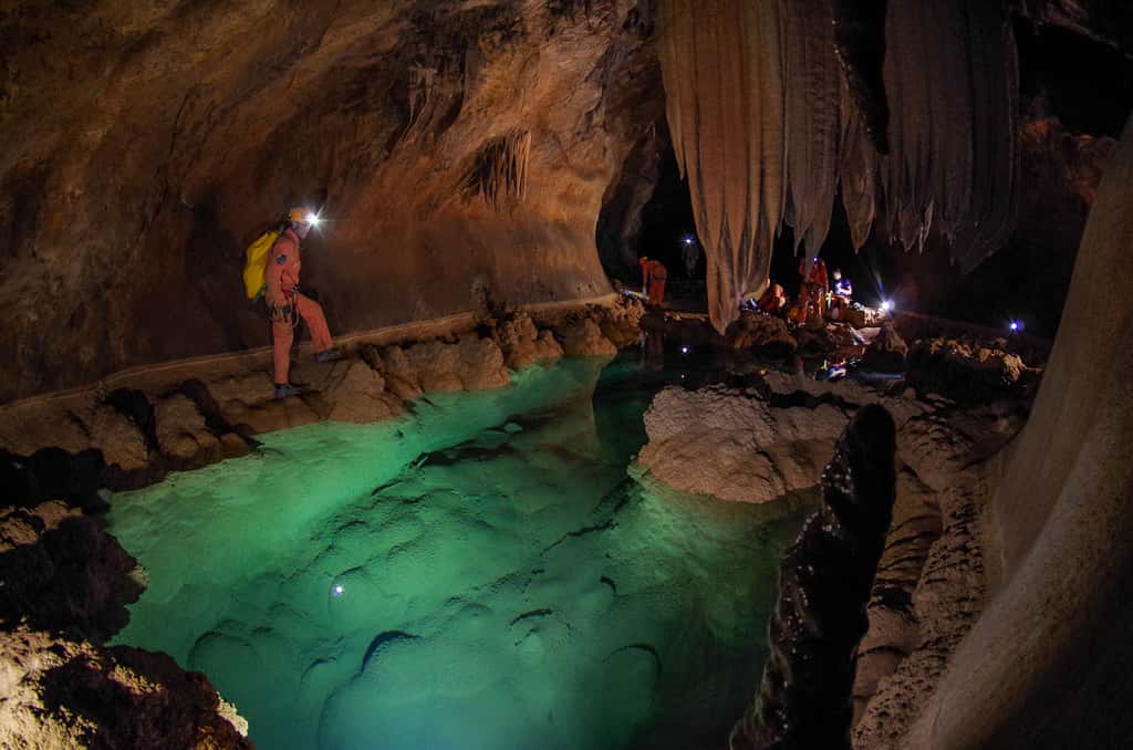 Une étendue d'eau souterraine dans une des grottes de Sardaigne explorées par les astronautes au cours du programme d'entraînement CAVES de l'Agence spatiale européenne (ESA). © ESA–V. Crobu