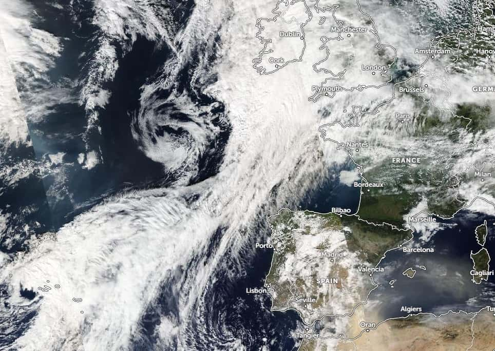 L'ex-ouragan Leslie s'est mêlé  à une dépression, ce qui donne un immense amas nuageux et pluvieux à l'ouest de l'Europe. © Zoom Earth