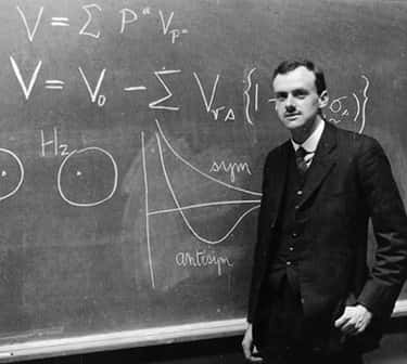 Le prix Nobel de physique Paul Dirac avait découvert une nouvelle théorie décrivant un gaz d'électrons à l'aide d'une statistique dite aujourd'hui de Fermi-Dirac. Grâce à elle, Arnold Sommerfeld a fait progresser la compréhension de la conduction des métaux, en attendant les travaux de Félix Bloch et Alan Herries Wilson. Dirac a aussi découvert l'équation décrivant le comportement quantique et relativiste des électrons. Remarquablement, dans le graphène, les électrons de Dirac se comportent comme des fermions de masse nulle. On vient de découvrir des cousins de ces fermions dans un alliage. © AIP, Emilio Sergè Visual Archives