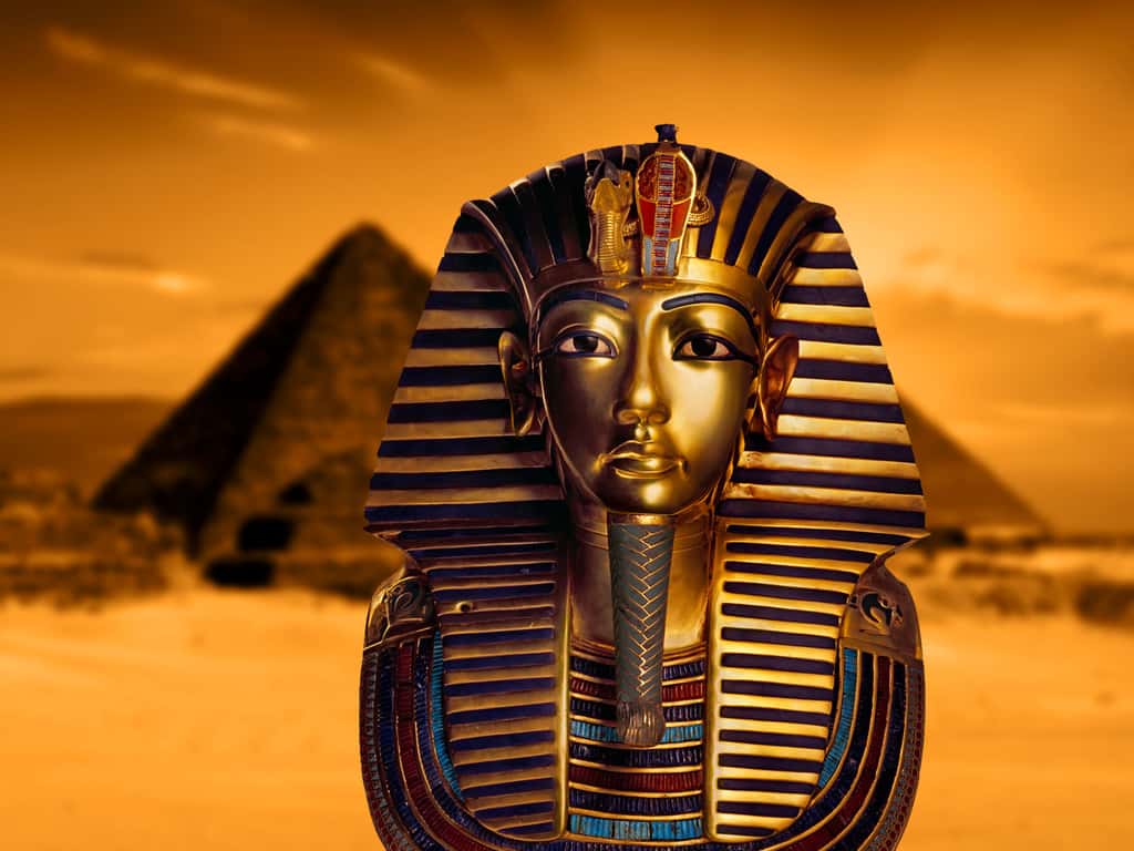 Masque funéraire en or de Toutânkhamon (1345-1327) onzième pharaon de la XVIIIe dynastie