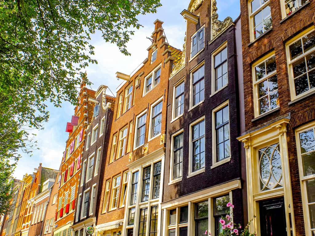 Amsterdam, maisons typiques le long du canal