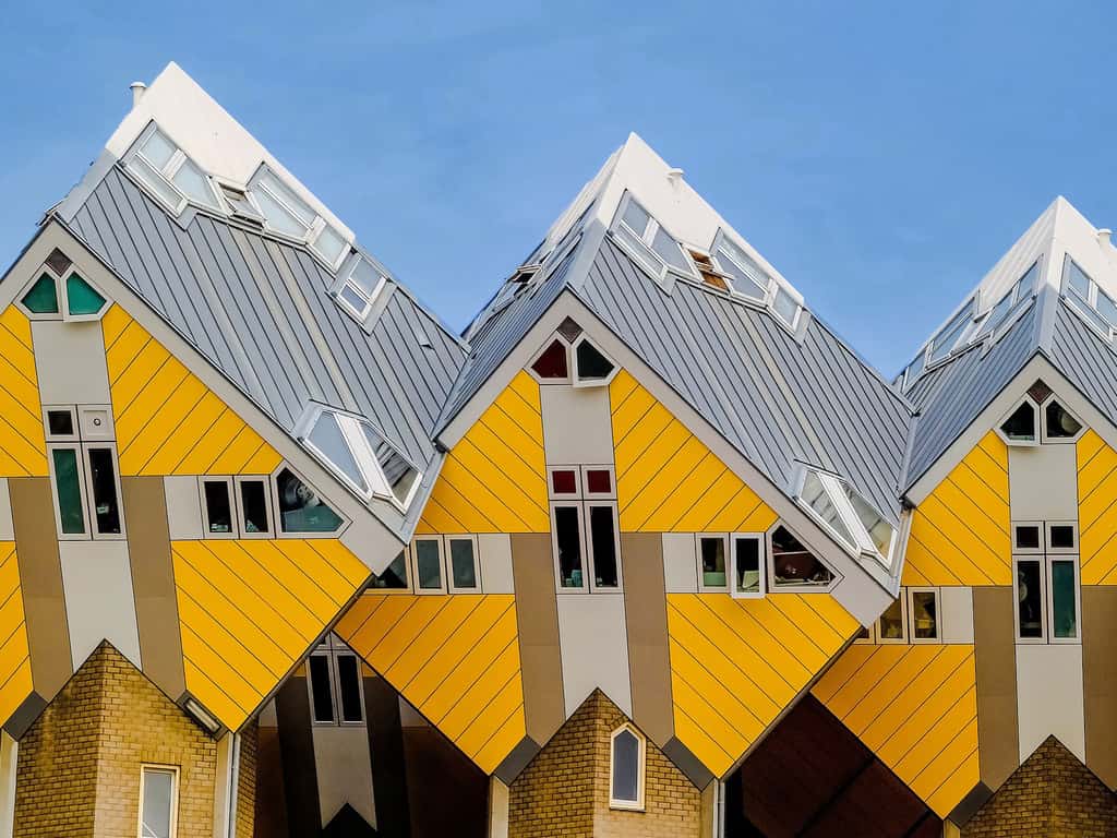 Les maisons cubes innovantes construites en 1970 à Rotterdam par Helmond