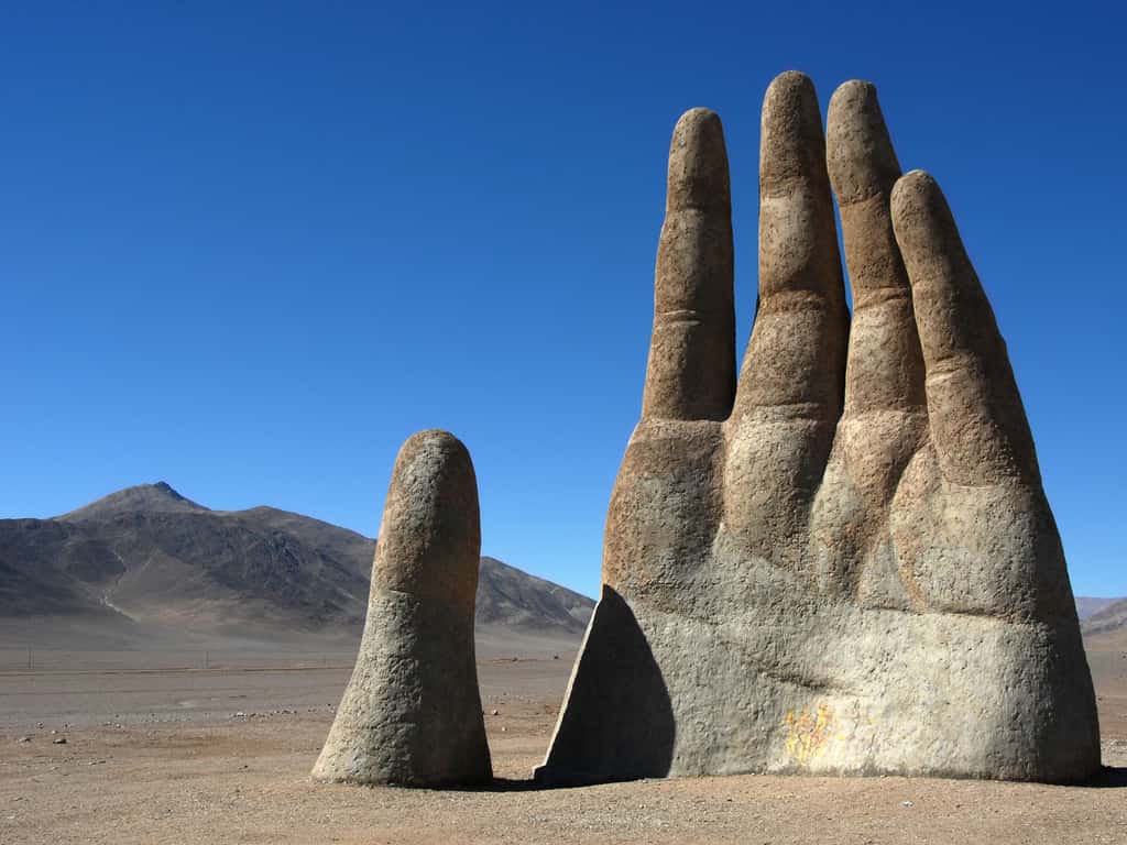 Désert d'Atacama : La Mano del Desierto 11 mètres de haut, une oeuvre de Mario Irarrázabal