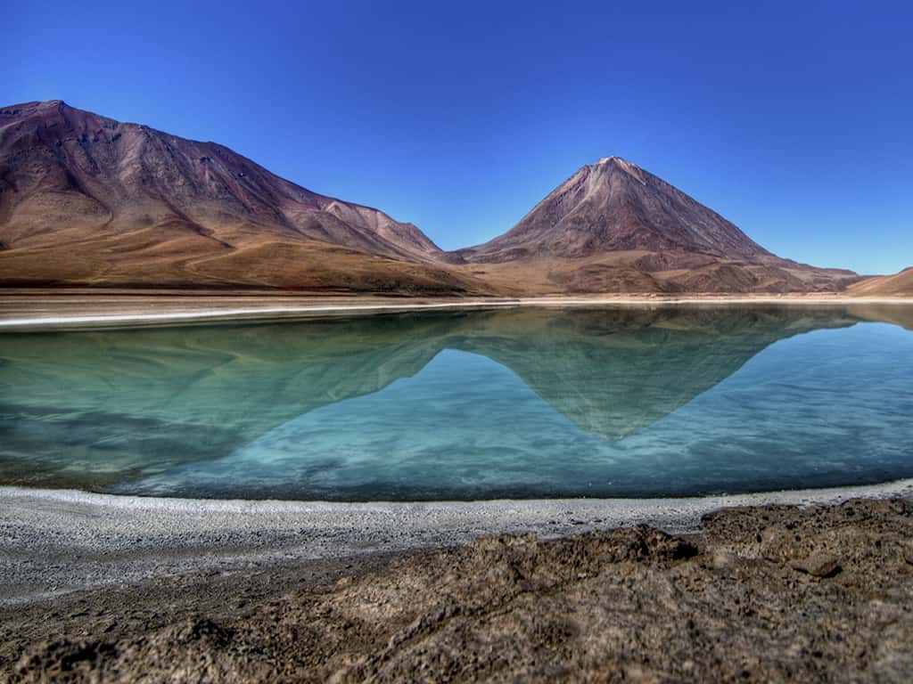 Chili : Laguna Verde lac hypersalin de montagne à 4 200 mètres d'altitude région d'Atacama