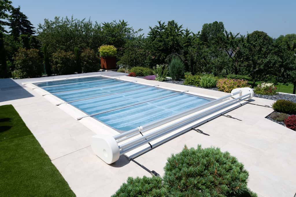 Pour assurer la sécurité de la piscine, cette couverture multifonction est équipée de barres et de filets en aluminium. Elle s’adapte à toutes les piscines jusqu’à 51 m<sup>2</sup> de surface et d’une longueur maximale de 10,70 mètres. © Waterair