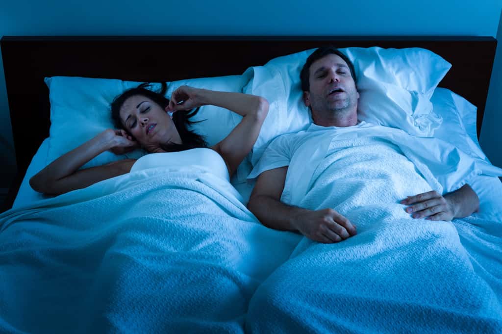  Sédentaire et devant la tv plus de quatre heures par jour ? L'apnée du sommeil vous guette. © Eric Hood, Adobe Stock