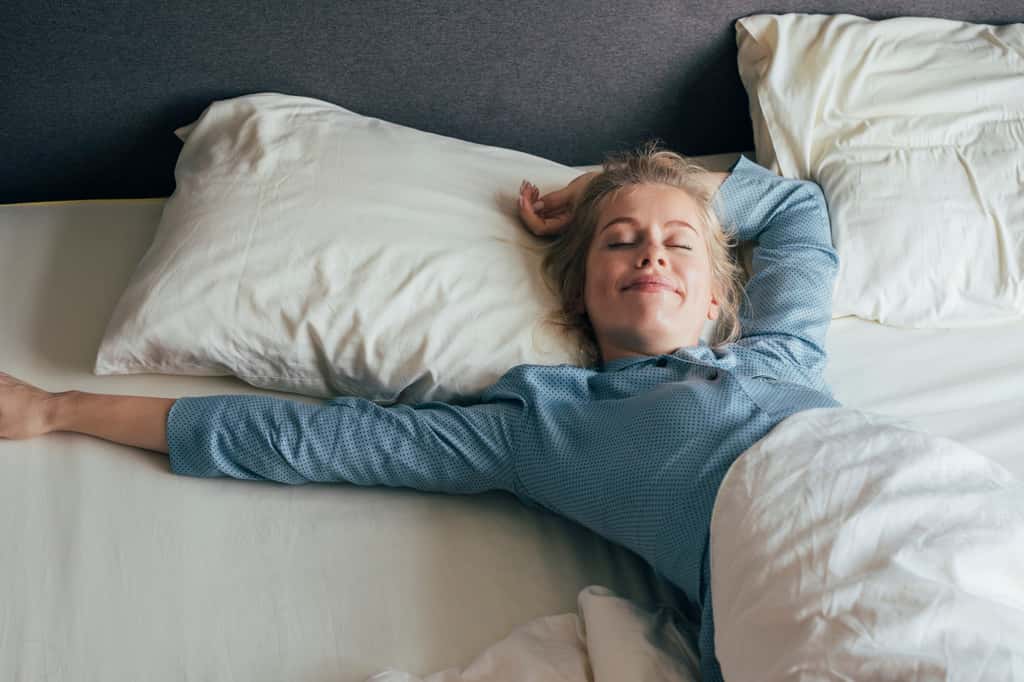 Une étude révèle qu'il est préférable de dormir, plutôt que de rester en position assise, pour la santé du cœur. © FreshSplash, Getty Images