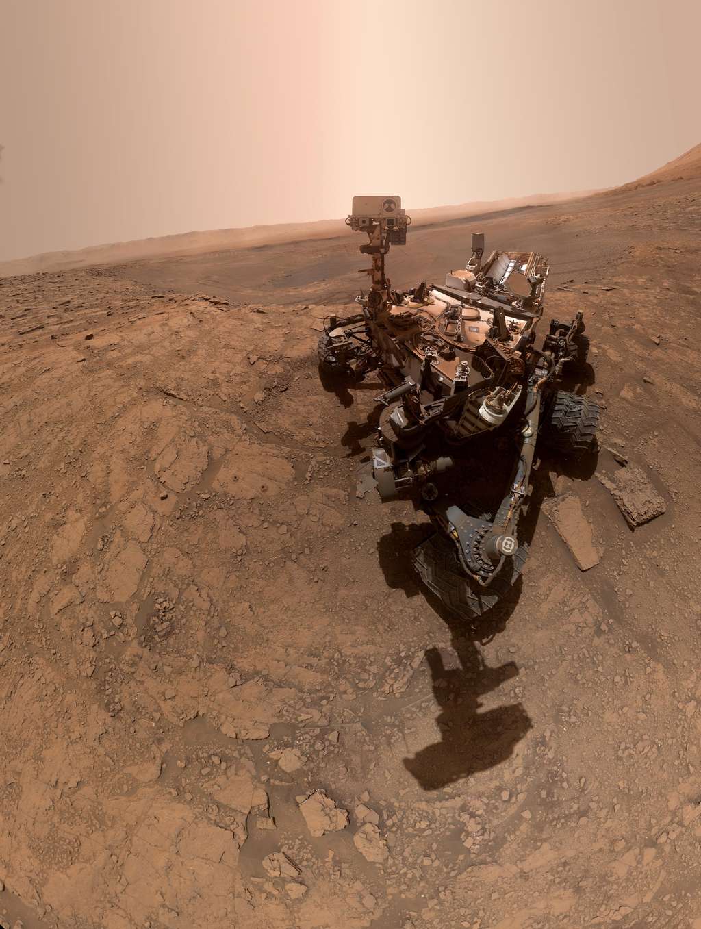 Pour en avoir plein les yeux, <a href="https://photojournal.jpl.nasa.gov/jpeg/PIA23378.jpg" target="_blank">téléchargez ce nouveau selfie de Curiosity en haute résolution</a> réalisé lors de son 2.553<sup>e</sup> jour martien. © Nasa, JPL-Caltech, MSSS