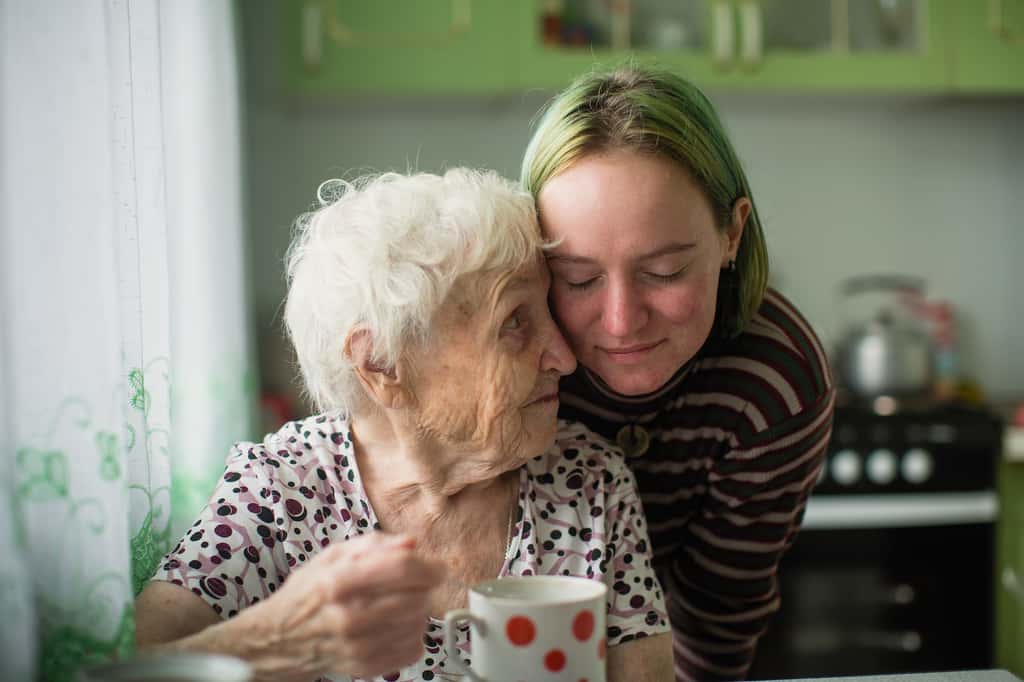 Les personnes les plus à risque d’Alzheimer sont plus entourées et socialement actives que celles qui ont moins de risque. © De Visu, Adobe Stock