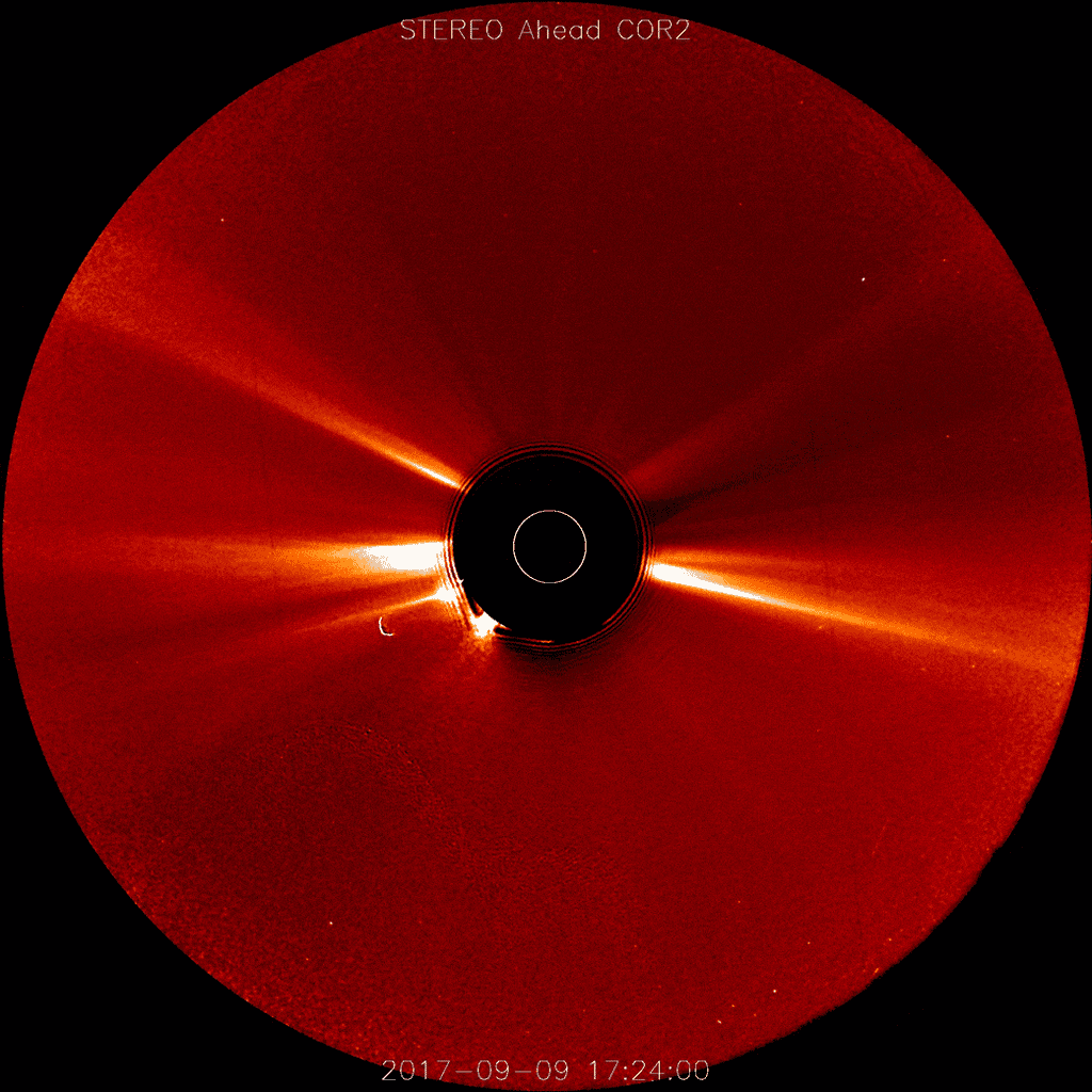 Sur cette vue de l’un des satellites Stereo, le Soleil éructe deux éjections de masse coronale. Le point blanc qui se déplace à l’arrière-plan est la planète Mercure. © Nasa, GSFC, Stereo, Joy Ng