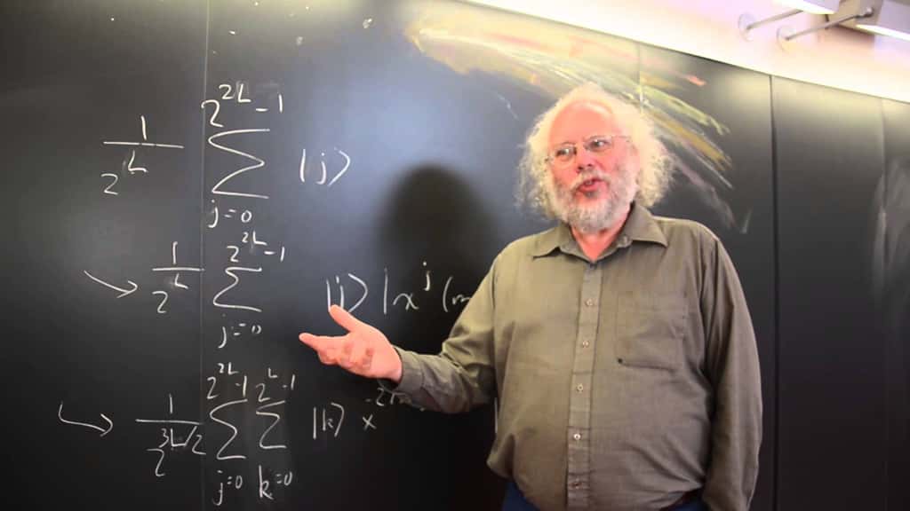 Le mathématicien Peter Shor, en pleine explication de son algorithme quantique pour factoriser des nombres entiers. © <em>Physics World</em>, YouTube