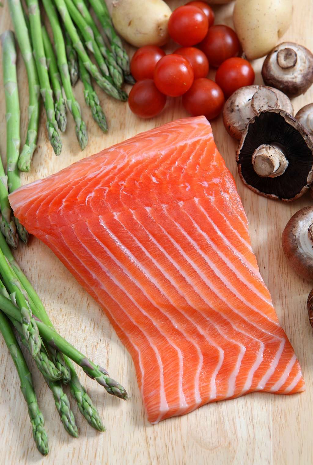 Les poissons gras comme le saumon sont une très bonne source d'oméga-3. © Paul Cowan, Shutterstock.com