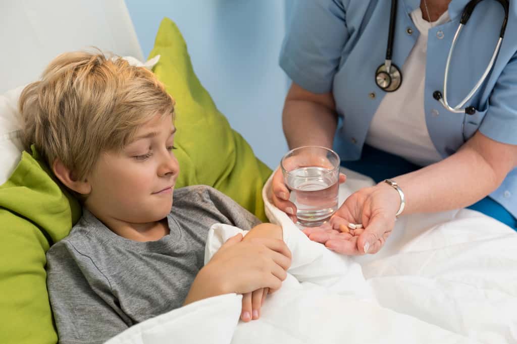 Faire avaler de gros comprimés à un enfant, pas facile… La technologie ZipDose permet de délivrer plus facilement de fortes doses, et évite de comprimer le médicament en une gosse pilule. © Photographee.eu, Shutterstock