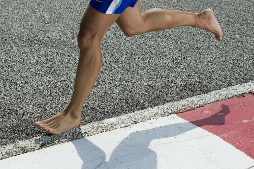 Courir pieds nus : le « barefoot » séduit de plus en plus. © Stuart Jenner, Shutterstock