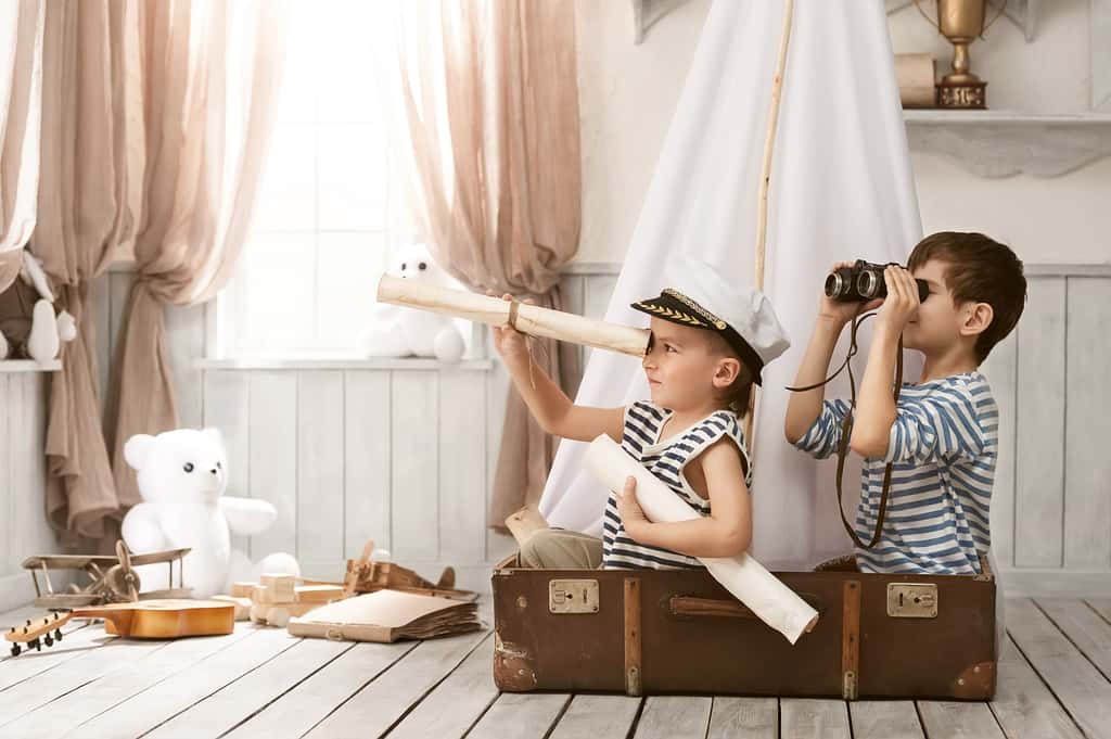 Un petit frère, c'est la possibilité de jouer ensemble et de se dépenser, au lieu de rester seul devant un écran. © Vasilyev Alexandr, Shutterstock