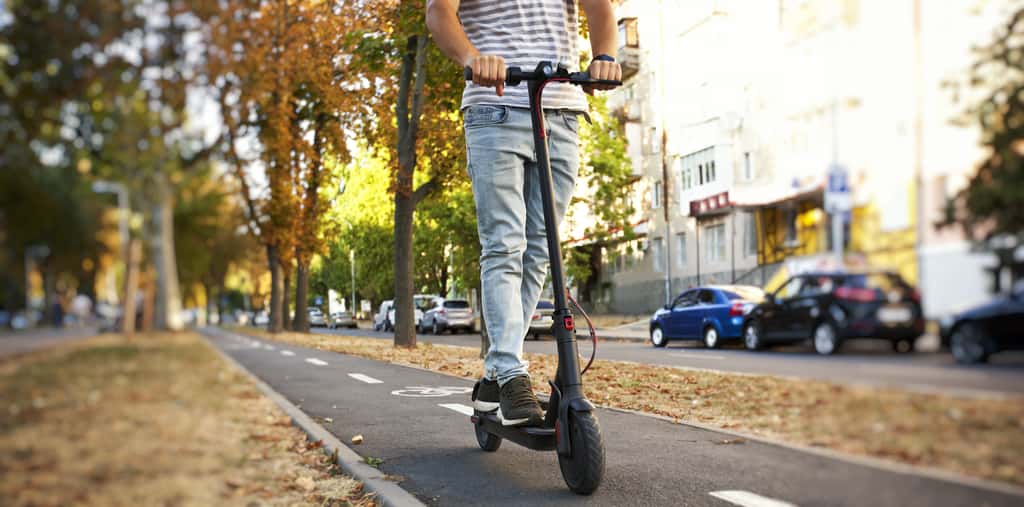 De plus en plus de personnes circulent en ville avec un moyen de transport écologique. © SkyLine, Adobe Stock