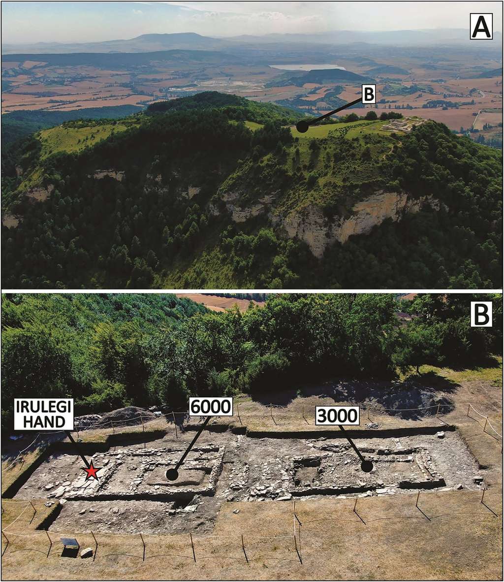 Photographie aérienne du site de l'Irulegi. En B, la zone de fouilles avec l'emplacement de la main d'Irulegi dans le bâtiment 6 000. © Cambridge University Press