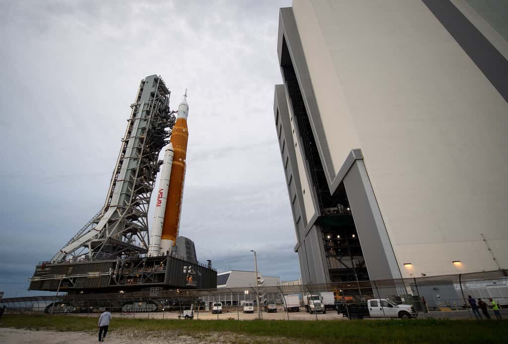 En raison des conditions météorologiques liées au passage de l'ouragan Ian, la fusée <em>Space Launch System</em> (SLS) de la Nasa avec le vaisseau spatial Orion ont été ramenés au Bâtiment d'assemblage de véhicules depuis la rampe de lancement 39B, le mardi 27 septembre 2022, au Kennedy Space Center de la Nasa en Floride. © Joel Kowsky, Nasa
