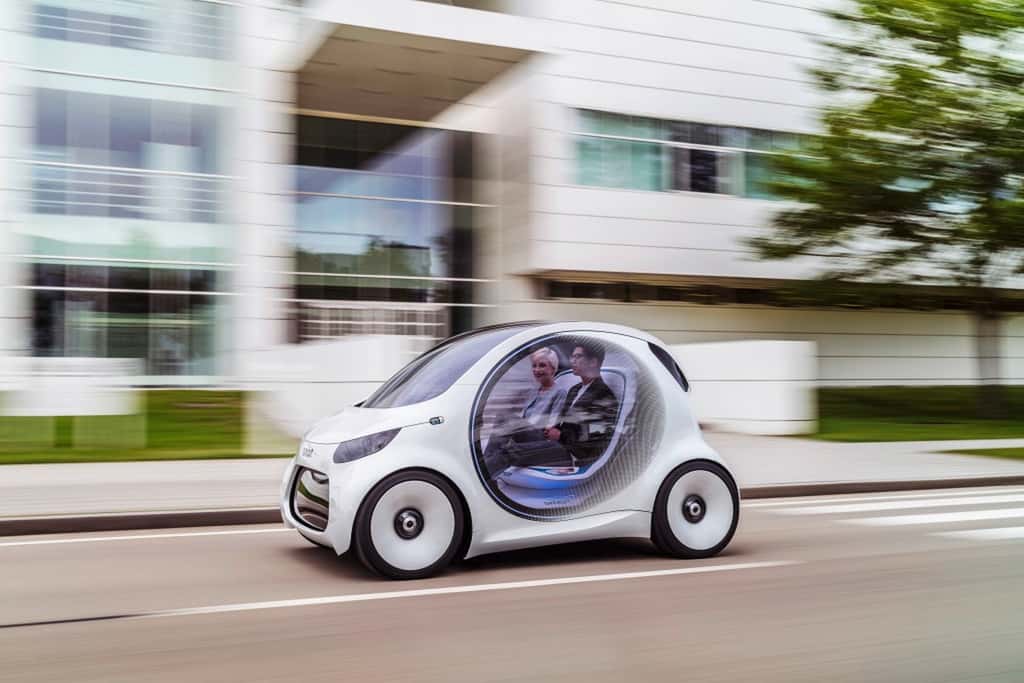 Le design de la Smart Vision EQ ForTwo n’est pas très éloigné des modèles actuels, hormis les portières transparentes qui laissent voir ses passagers. © Daimler, Smart 