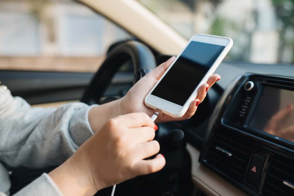  Laisser son téléphone se recharger sans l'utiliser, y compris en voiture, reste une bonne pratique malgré les progrès technologiques pour prévenir son usure précoce. © Makistock, Adobe Stock