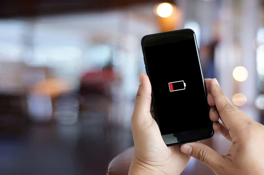 Vous pourrez prolonger la durée de vie de votre smartphone grâce à une simple recalibration de la batterie. © juststock, iStock