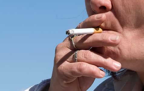 La France compte près de 16 millions de fumeurs. La dépendance au tabac est très forte et aucune solution miracle n’existe pour le moment. Une mutation génétique pourrait expliquer pourquoi certaines personnes ont tendance à fumer davantage que les autres. © Tiffa Day, Flickr, CC by 2.0