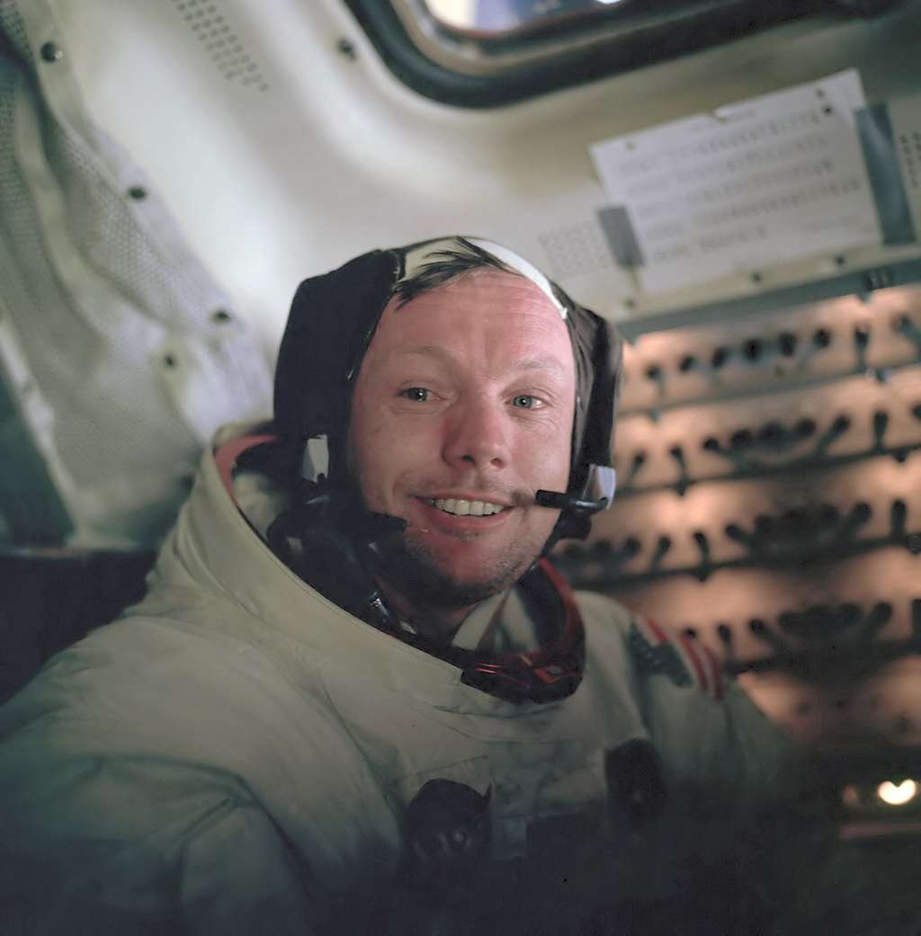 Neil Armstrong, le 21 juillet 1969, dans le module lunaire, peu après sa première promenade sur la surface de la Lune. Il décédera en août 2012 à l'âge de 82 ans de complications après une opération cardiovasculaire. © Nasa