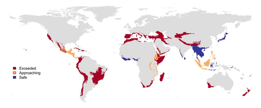 En rouge, les régions où la perte de biodiversité dépasse la limite considérée comme le seuil de sensibilité. En jaune, celles où elle l'approche. En bleu, les régions où la biodiversité se maintient bien. © UCL