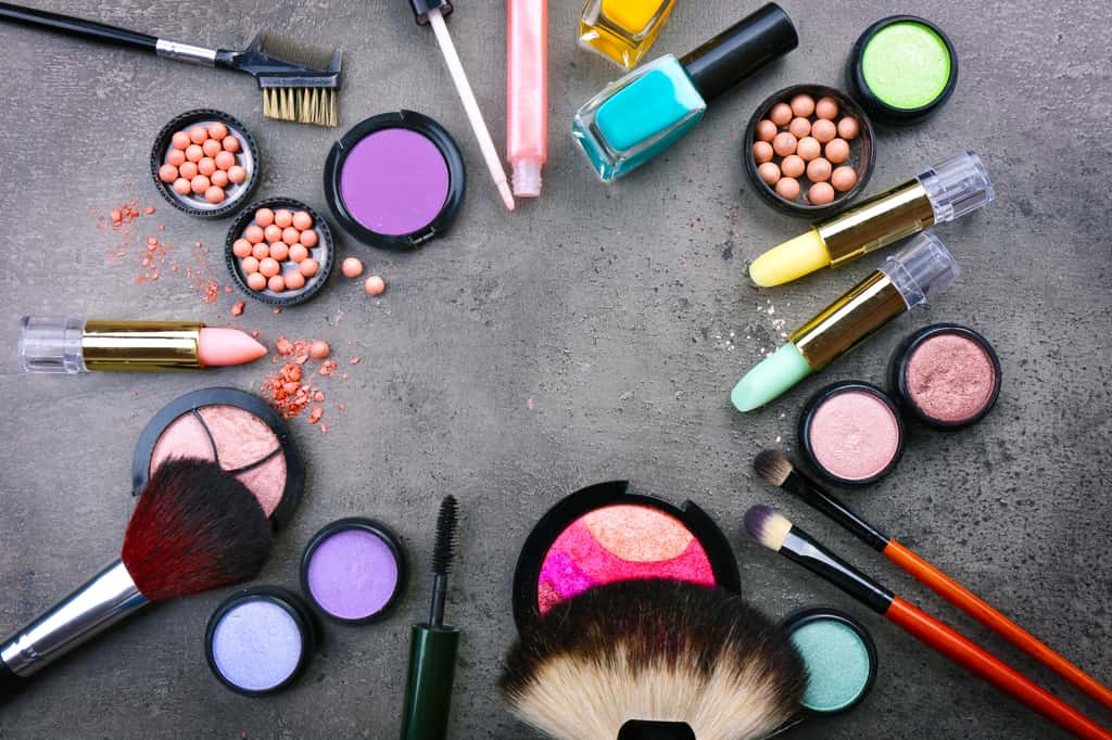 Les cosmétiques se distinguent aussi par leur utilisation : il y a une différence entre ceux que l’on rince immédiatement et ceux qui restent sur la peau toute la journée. © Africa Studio, Shutterstock 