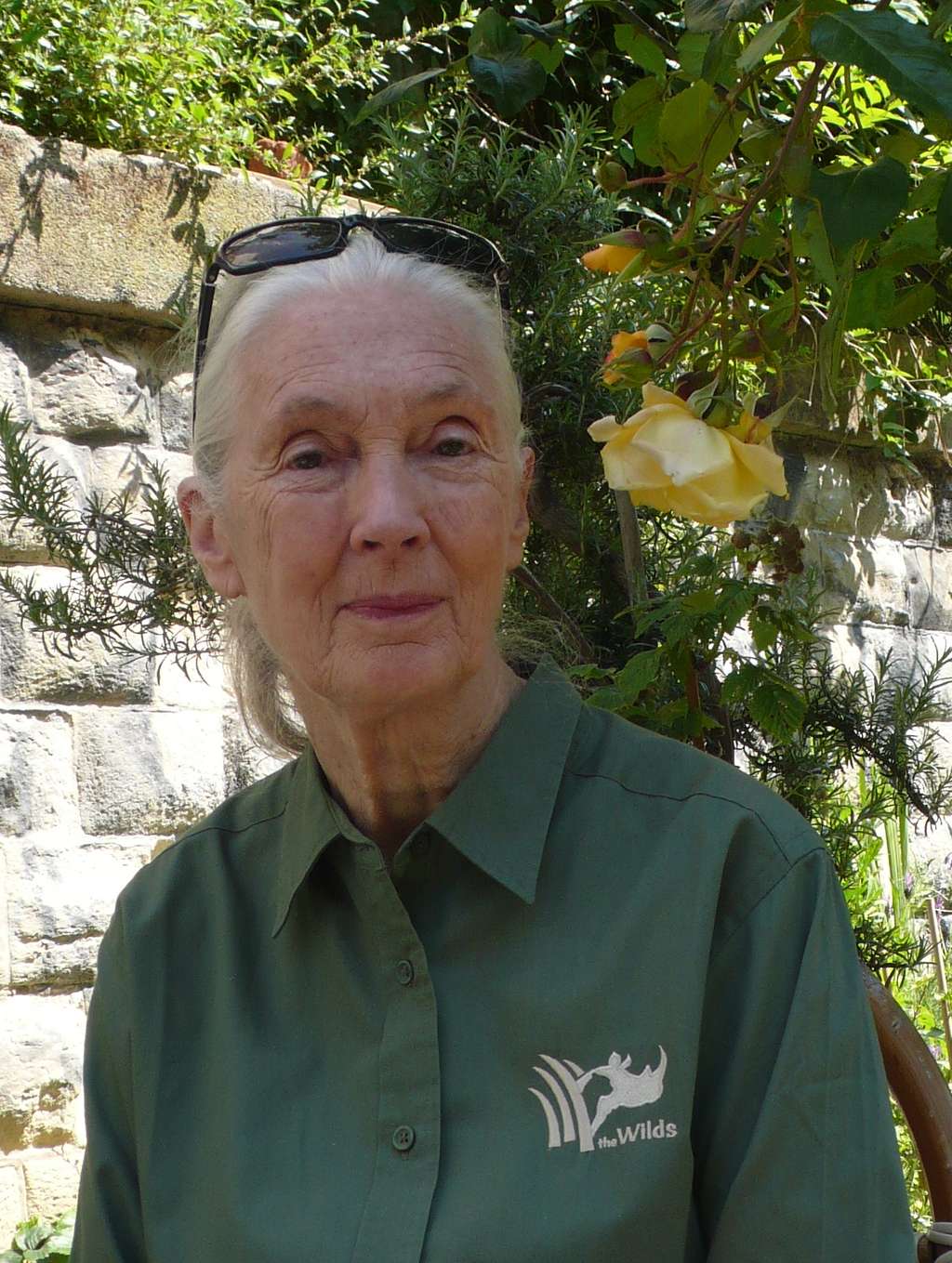 Jane Goodall, le 18 mai 2014, de passage à Paris, dans le jardin du Ruisseau, sur le tracé de l'ancienne Petite Ceinture. Au moment de son 80<sup>e</sup> anniversaire, elle était venue rendre visite à l'antenne française de son institut. © Jean-Luc Goudet, Futura-Sciences