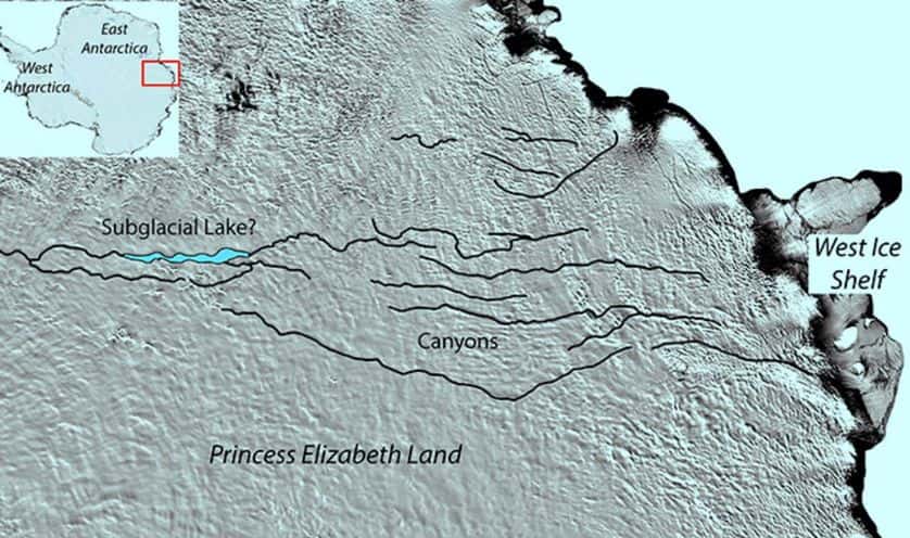 Le réseau de caynons repéré sous l'inlandsis à l'est de l'Antarctique. Il semble relié à un lac sous-glaciaire (<em>subglacial lake ?</em>). © Modis, <em>Newcastle University</em>
