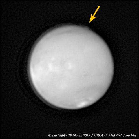 Un panache surpris dans l'ionosphère de Mars, sur des images prises le 20 mars 2012. © W. Jaeschke 