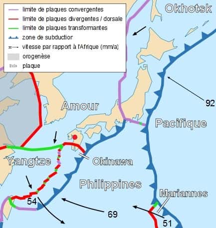 Le séisme (dont l'épicentre est marqué ici d'un point rouge) s'est produit sur l'île de Kyūshū, au sud du Japon. Le jeu des plaques tectoniques est complexe dans cette région, avec des failles convergentes (en violet), où elles s'affrontent, des failles divergentes, où elles s'éloignent l'une de l'autre (en rouge), et des failles transformantes, où elles glissent l'une contre l'autre, en sens inverse (en vert). En mer, des plaques s'enfoncent sous leurs voisines : c'est la subduction (en bleu). C'est dans l'une de ces failles que se trouve la fosse des Mariannes, le point le plus profond de l'océan mondial. © Sting, Wikipédia, CC by-sa 2.5