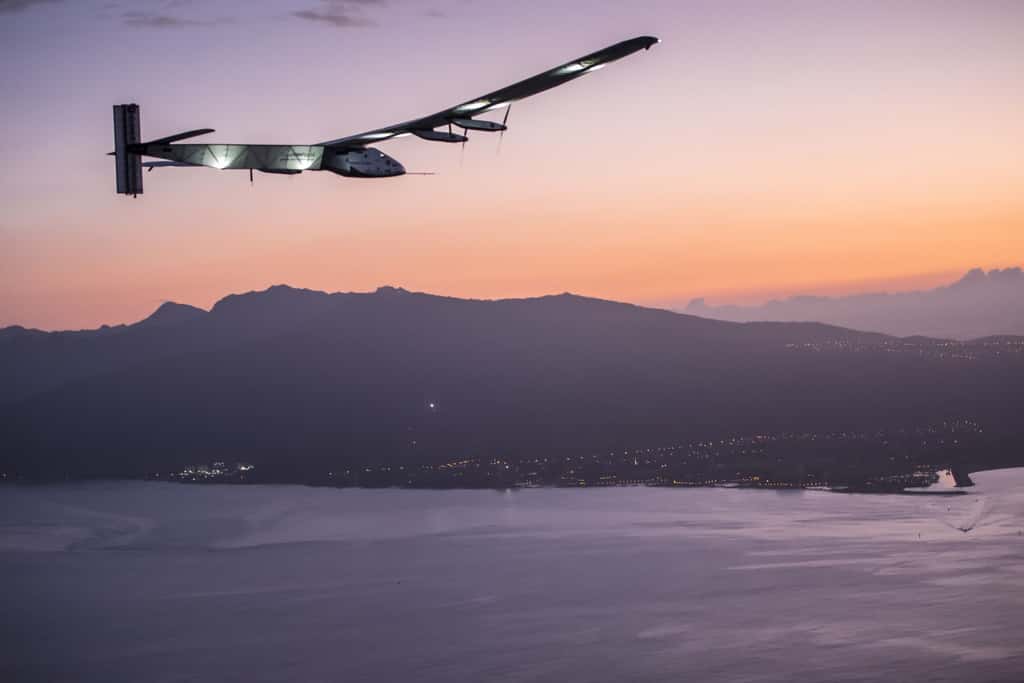 L'avion solaire du tour du monde s'apprêtant à se poser à Hawaï le 3 juillet 2015. Ses quatre moteurs de 17,5 chevaux chacun sont alimentés par 17.428 cellules photovoltaïques. © Solar Impulse, Revillard, Rezo.ch