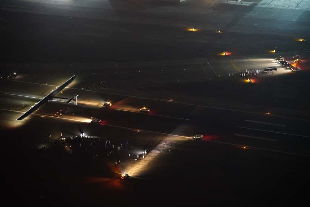 Pose nocturne de l'avion solaire SI2, piloté par Bertrand Piccard, sur l'aérodrome d'Abou Dhabi, d'où l'avion avait décollé le 9 mars 2015, aux mains d'André Borschberg. © Solar Impulse