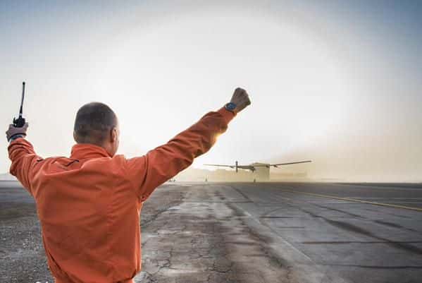 Le 9 mars 2015, à Abou Dhabi, Bertrand Piccard regardait le décollage de l'avion solaire, aux mains d'André Borschberg, parti pour la première étape d'un tour du monde historique. © Solar Impulse
