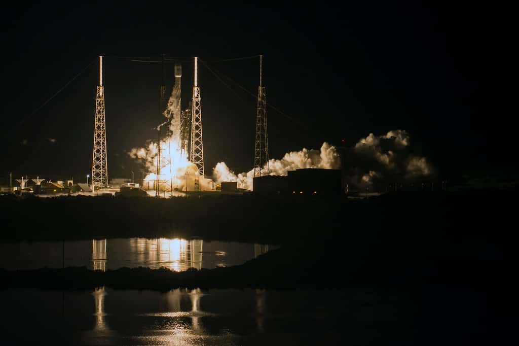 Le décollage du lanceur Falcon 9, de Space X, dimanche 14 août 2016. Le satellite japonais JCSat-16 a été envoyé sur une GTO et l'étage principal (la partie inférieure) s'est posé sur une barge flottant dans l'océan Atlantique. © SpaceX