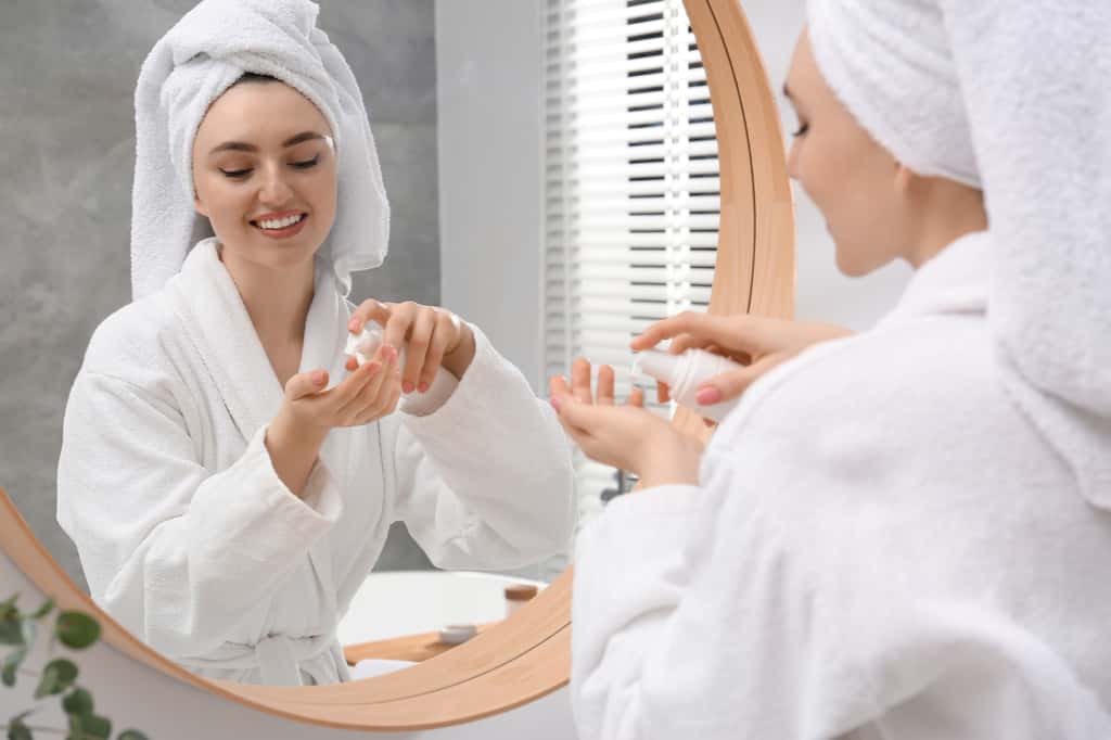 L'utilisation d'une bonne crème réparatrice permet d'apaiser et hydrater la peau sans bouger les pores. © New Africa, Adobe Stock
