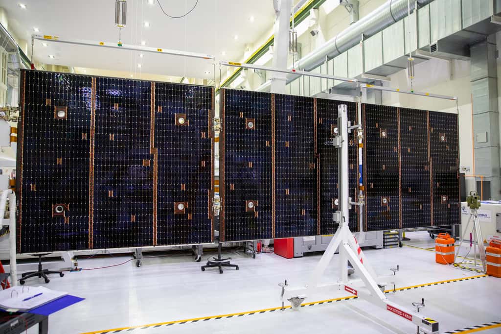 Trois panneaux photovoltaïques qui ensemble formeront un des quatre panneaux solaires d'Orion. © Nasa