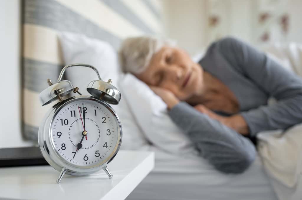 Dormir trop longtemps et à une heure précoce est associé à un risque de démence. © Rido, Adobe Stock