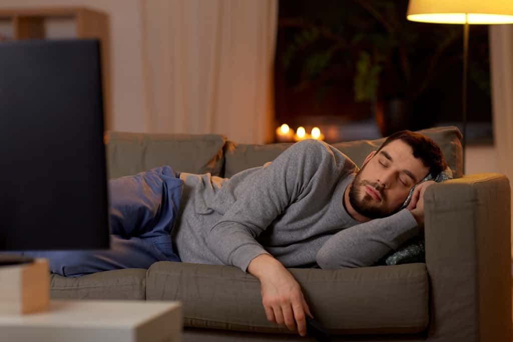 Yeux qui piquent, paupières lourdes, somnolence devant la télé, dès les premiers signes d'endormissement, il faut filer au lit pour ne pas dérégler son horloge biologique  ! © Syda Productions, Adobe Stock