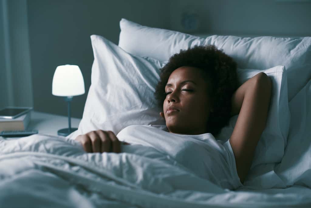 Un accord de musique diffusé lors du sommeil paradoxal permettrait de limiter les mauvais rêves. © StockPhotoPro, Adobe Stock