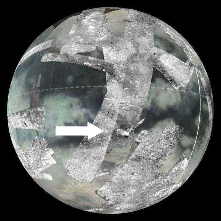 Sur cette image composite de photographies prises par la sonde Cassini lors du survol de Titan, on voit l'une des régions où la présence d'un cryovolcanisme est la plus probable. Il s'agit de Sotra Patera, anciennement appelée Sotra Facula. Elle est indiquée par la flèche blanche. © Nasa