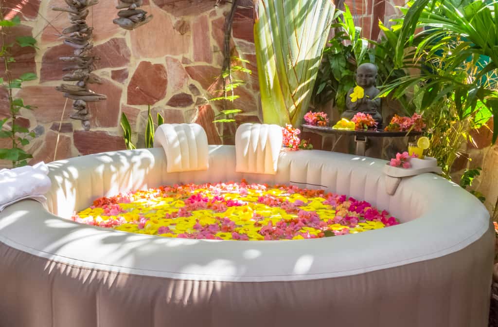 Les spas sont une solution idéale pour les petits jardins ou lorsque l'on est locataire d'un pavillon. © Unclesam, Adobe Stock