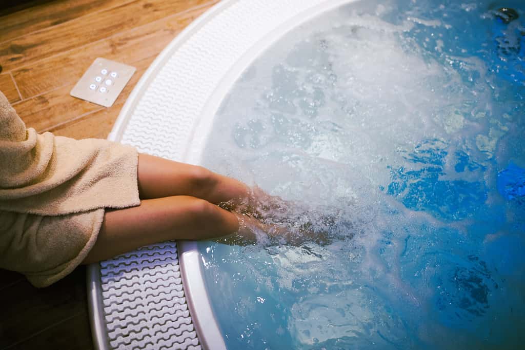 L'entretien des filtres assure la qualité de l'eau de votre spa. © NDABCREATIVITY, Adobe Stock