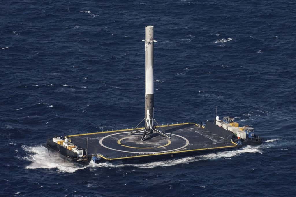 Le premier étage du lanceur Falcon 9 après son atterrissage réussi sur une barge fin mars 2017. © SpaceX
