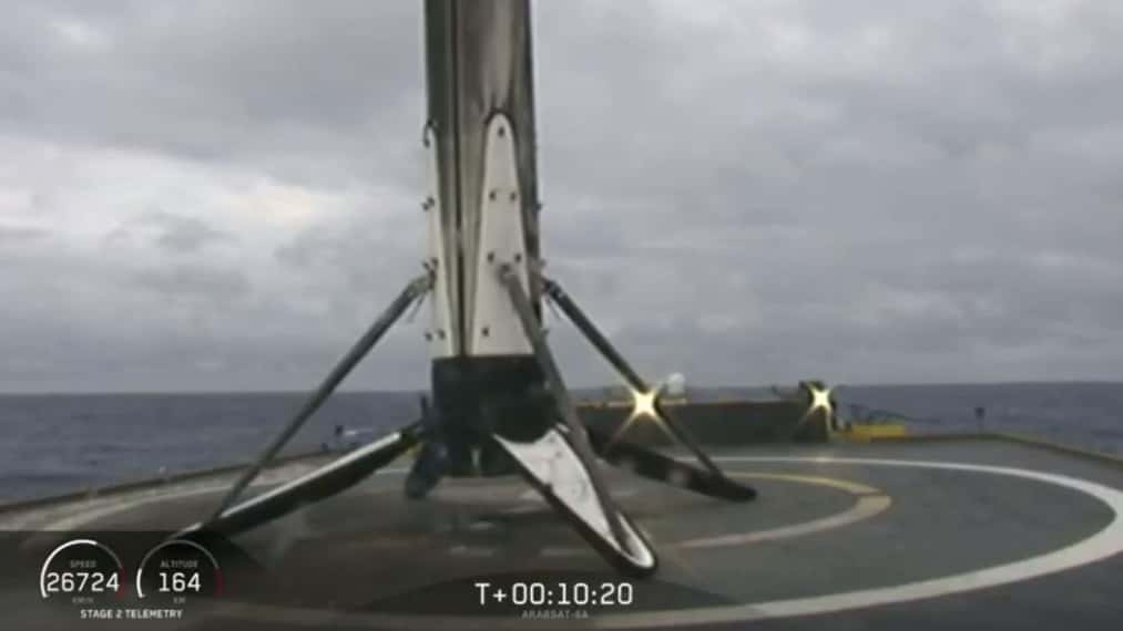 L'étage central du Falcon Heavy a rejoint sain et sauf la barge <em>Of Course I Still Love You</em>, dans l'océan Atlantique. © SpaceX
