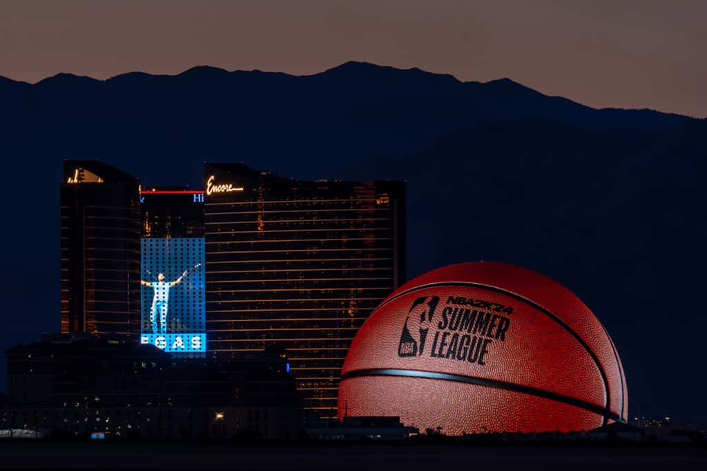 L'écran de la Sphère se transforme en ballon de basket à l'occasion de la <em>NBA Summer League 2024.</em> © dima, Adobe Stock